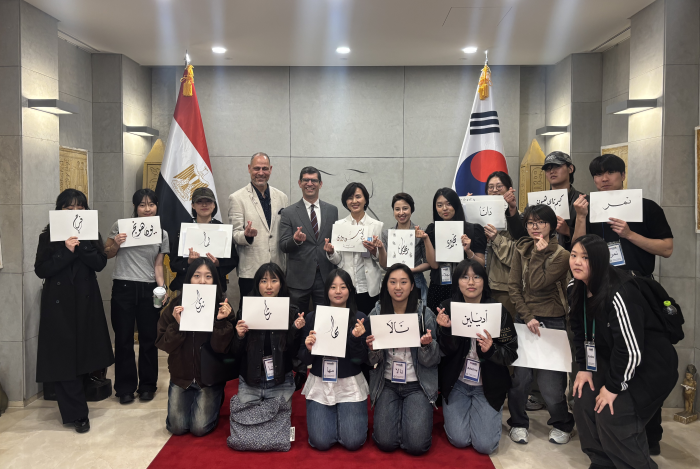 융합인재대학 중동·이슬람전략모듈, 주한 이집트 대사관 초청 ‘아랍 서체 체험 행사’ 개최 이미지